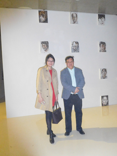 私の作品の前で、中央美術学院芸術管理院長の余丁教授（右）と一緒に